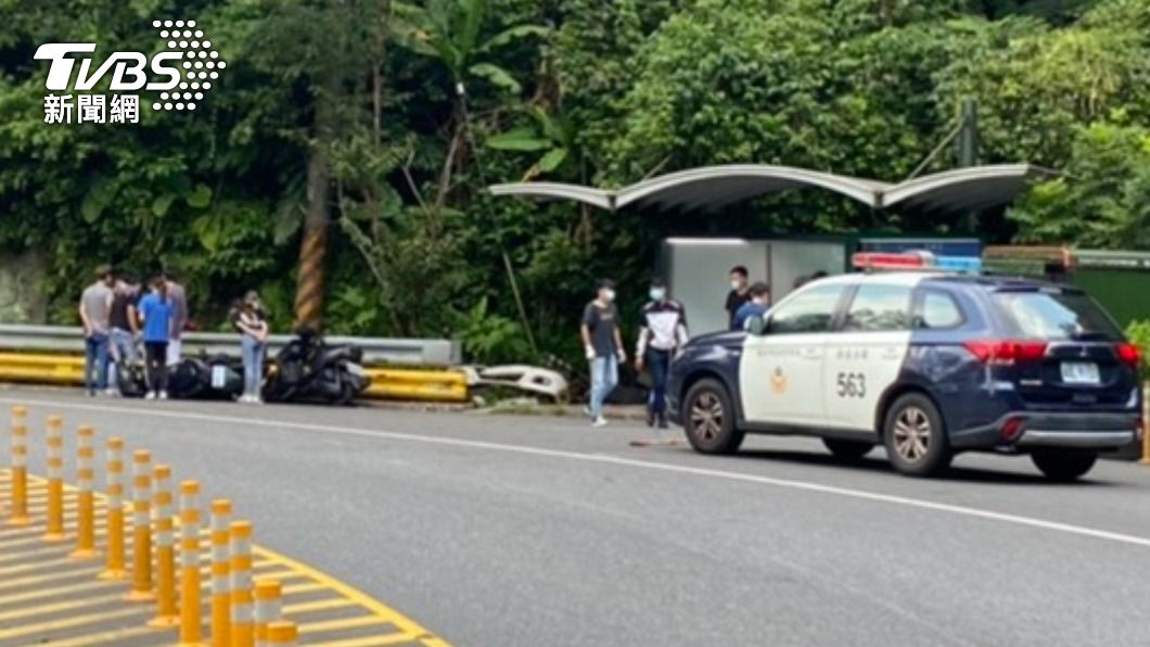 警察杯杯我來了!騎士北宜壓車 摔警車前一查竟「無照」
