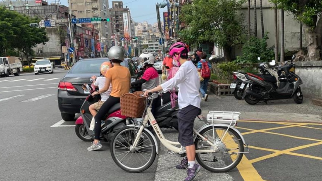 都市傳說!騎士欲待轉 撞見這一幕超傻眼