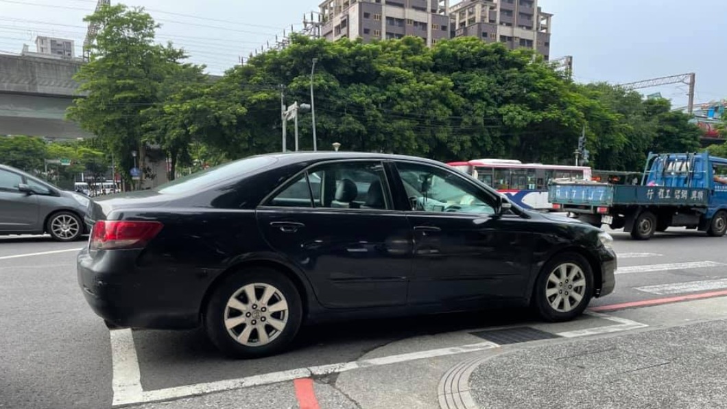 駕駛把車停在機車待轉格,已經違規。(圖/翻攝自汐止集團 臉書)