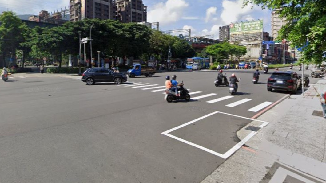 當地民眾說,這處機車待轉格時常被駕駛誤認為路邊停車格。(圖/翻攝自汐止集團 臉書)