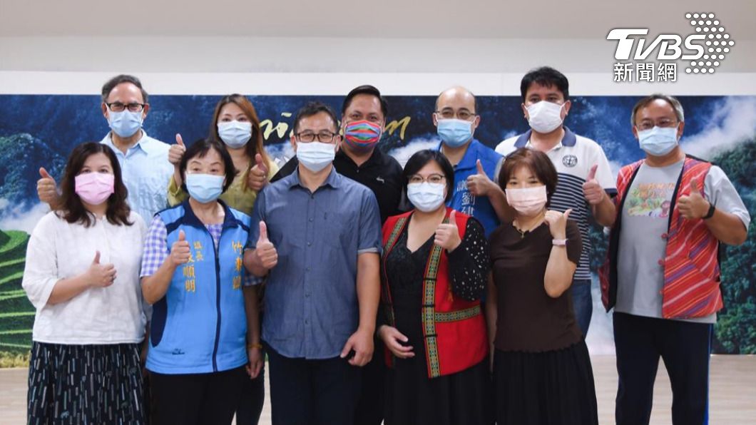 張維倫醫師舉辦「minngayan醫猶未盡」攝影展。（圖／新竹縣政府原住民族行政處提供）