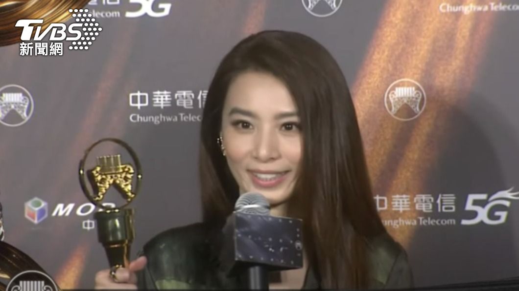 金曲32/田馥甄仰天狂笑!「忍9年奪歌后」興奮到模糊