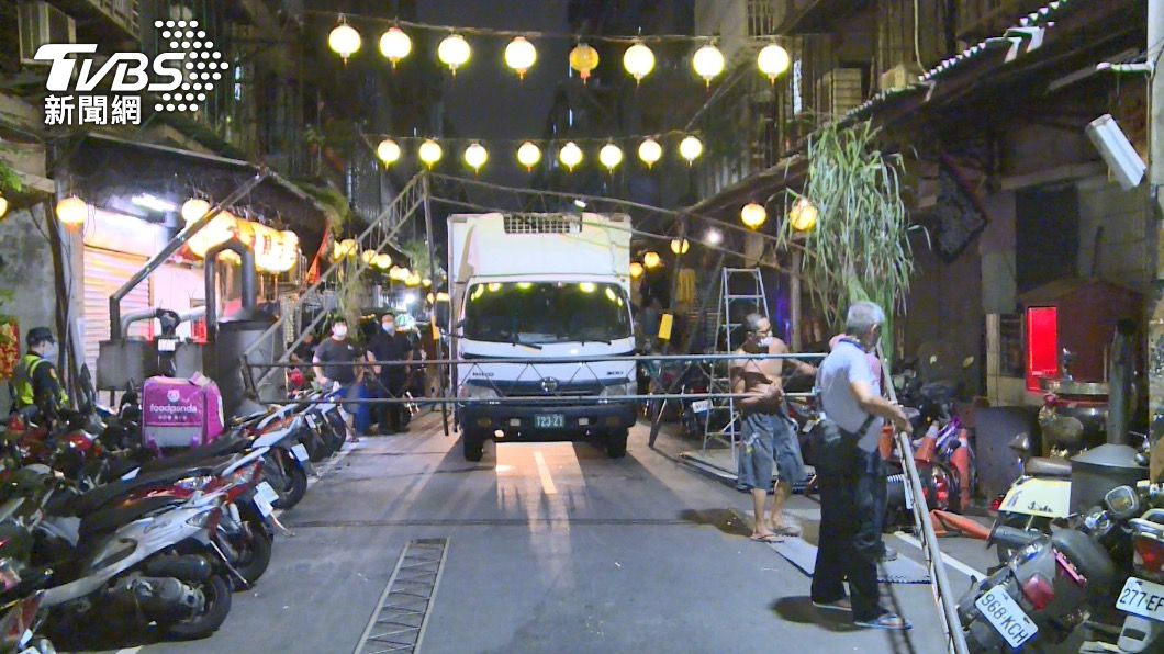 轟!暗夜巨響!貨車撞倒普渡大會棚架 壓毀10多輛機車