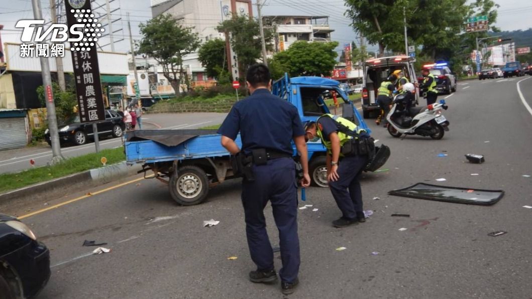 賴嫌開贓車，因警方追捕自撞中央分隔島，車毀人傷。（圖／警方提供）