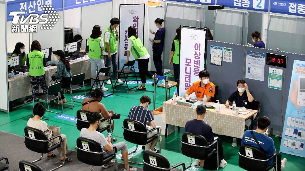 民眾於接種站監測接種後副作用。(圖/達志影像美聯社)