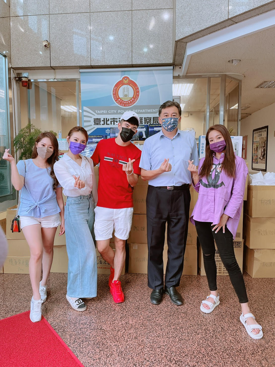 賴慧如號召好友捐贈物資給警察局。（圖／民視提供）