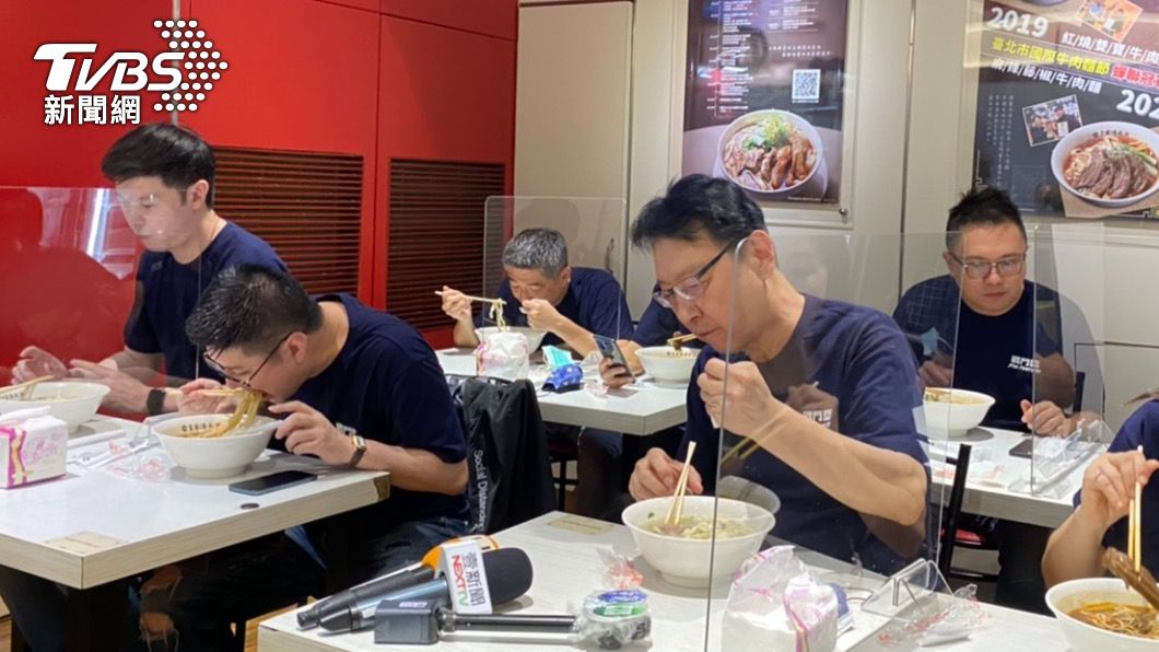 趙少康邀請國民黨市議員們吃皇家牛肉麵。（圖／TVBS）