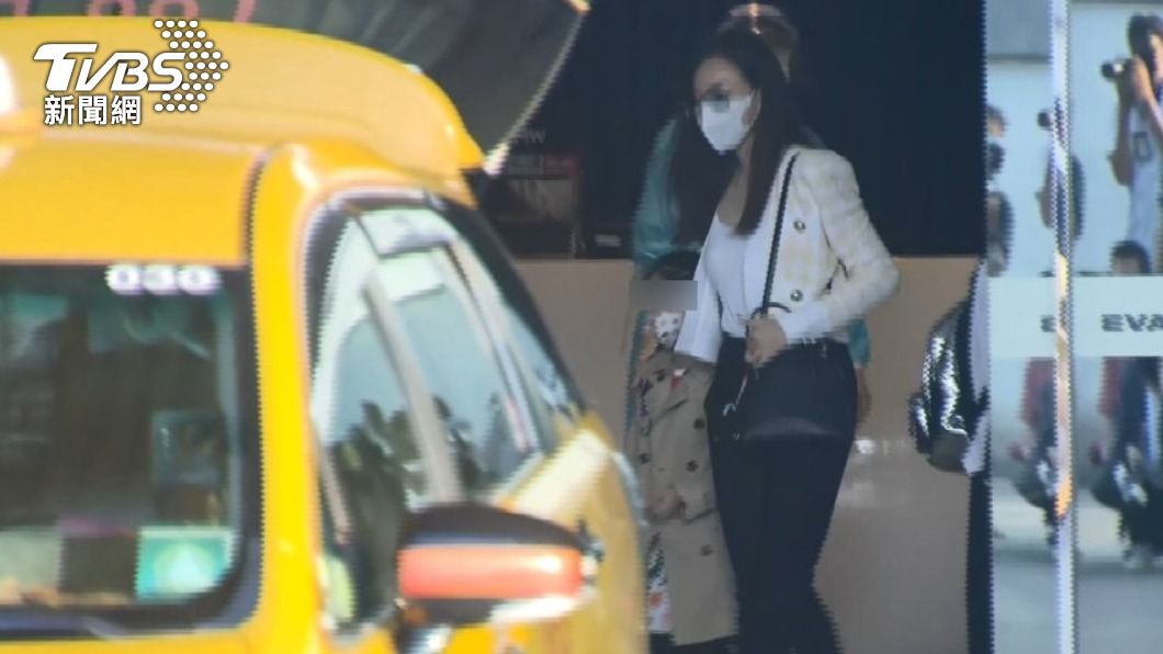 曾馨瑩與女兒同樣搭上防疫計程車。(圖/TVBS)