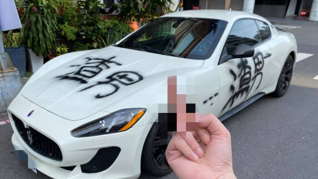 車子遭女友噴上「渣男」二字,男友生氣到比出不雅手勢。(圖/翻攝自當事人臉書)