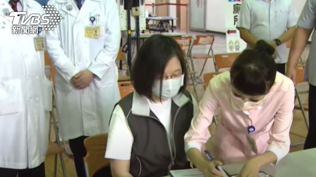 蔡英文接種高端疫苗。(圖/TVBS)