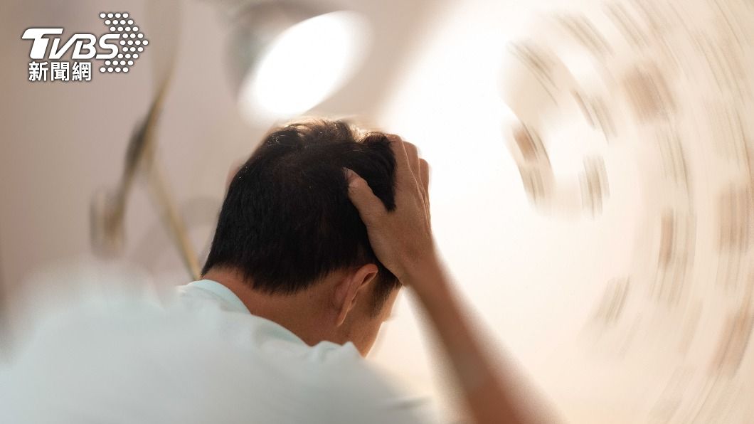 高血壓常見症狀有頭痛、頭暈以及肩頸痠痛等。(示意圖/shutterstock達志影像)