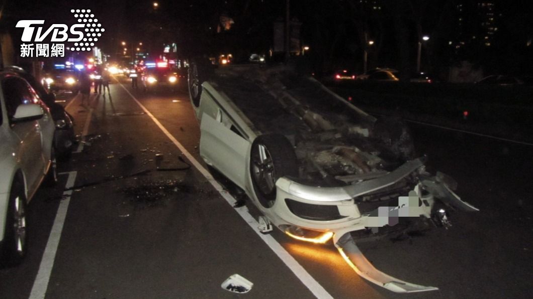 林女自撞後,賓士車嚴重毀損,車零件噴飛一地。(圖/警方提供)