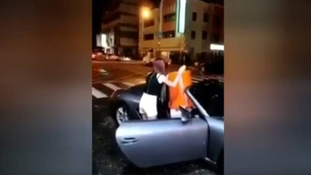 跑車後車箱放不下垃圾桶,女友竟將桶子直接套在林男頭上。(圖/翻攝自網路)