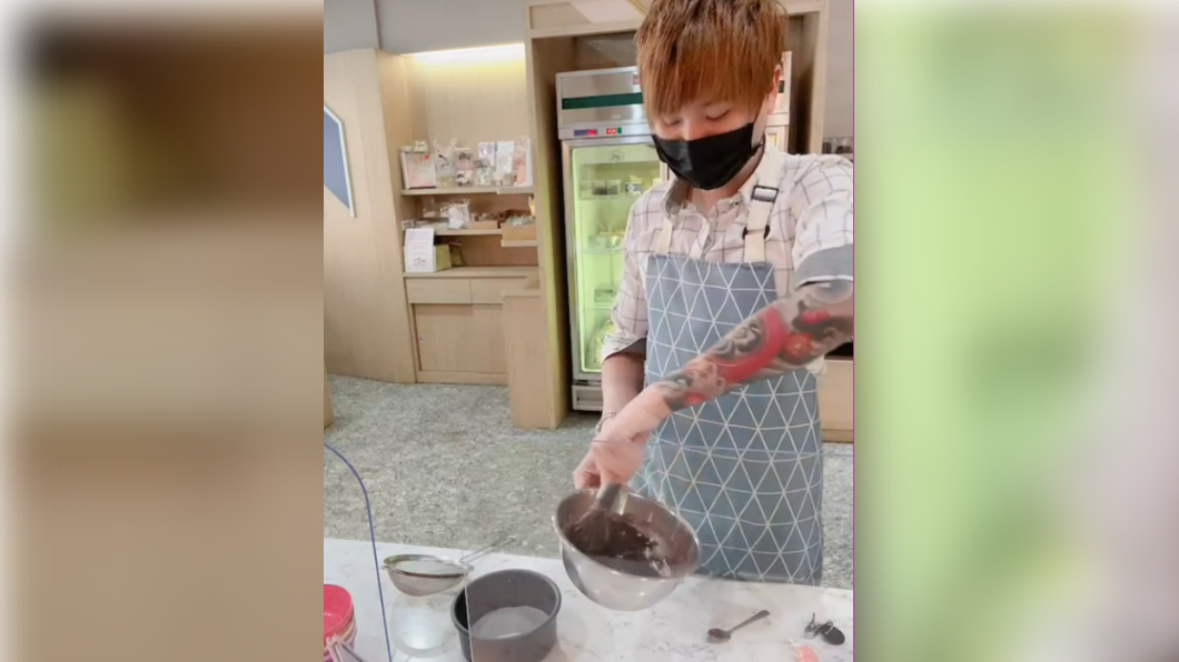 林男為給女友驚喜，偷做生日蛋糕。（圖／翻攝自林男臉書）