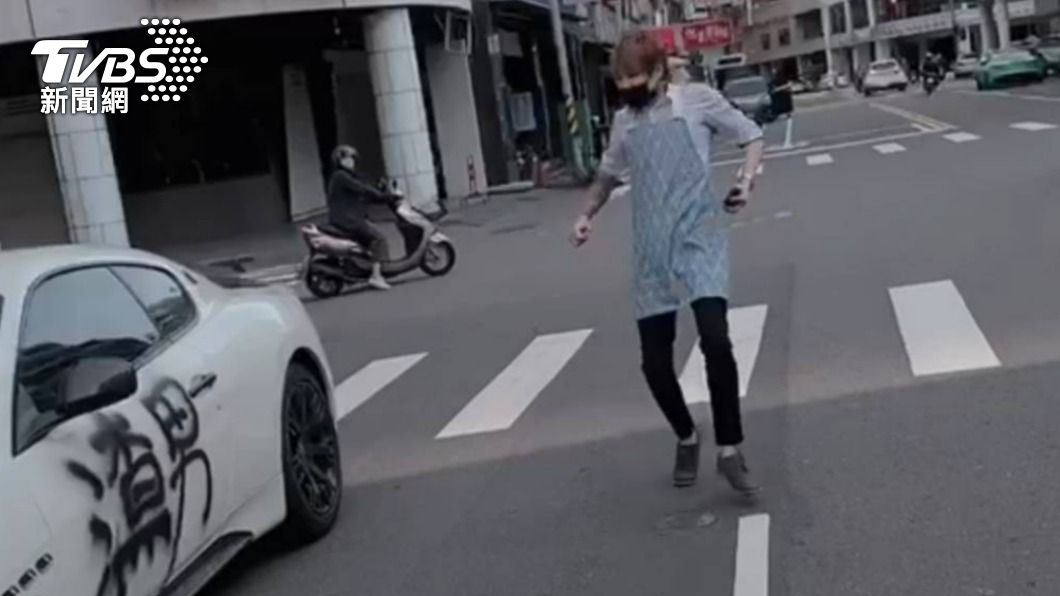 得知愛車被噴「渣男」字樣，林男趕緊衝出蛋糕店。（圖／當事人提供）