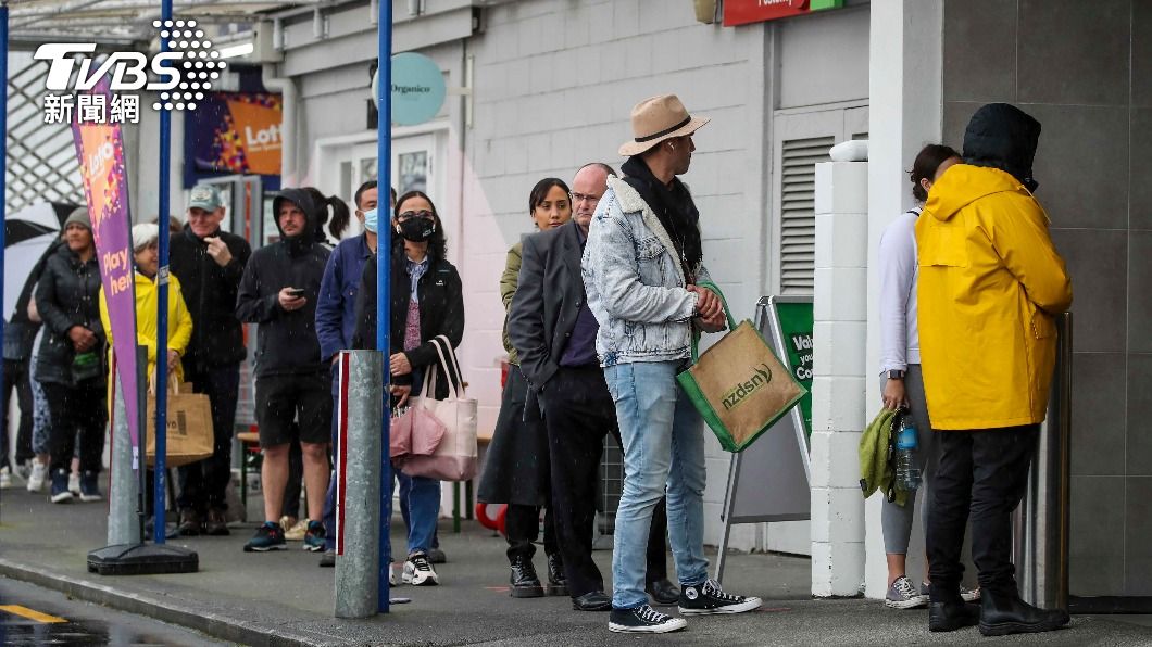 超市外可見排隊採買人潮。(圖/達志影像美聯社)