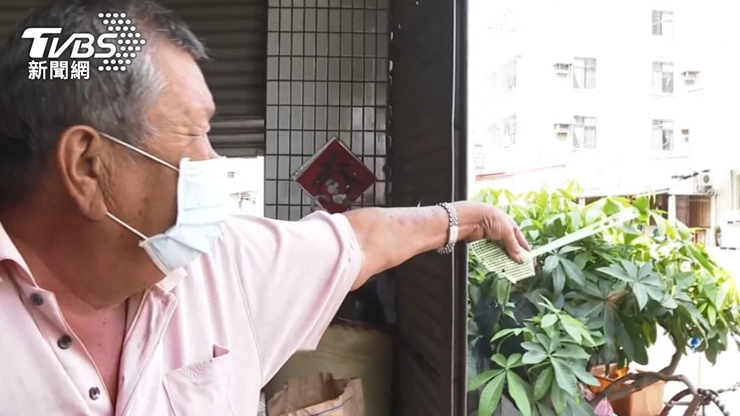 替黃婦孫子收驚的友人、謝姓師父還原當日收驚情形。(圖/TVBS)