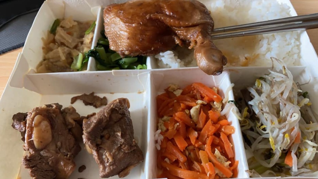 便當有菜臭酸。(圖/翻攝自當事人 臉書)