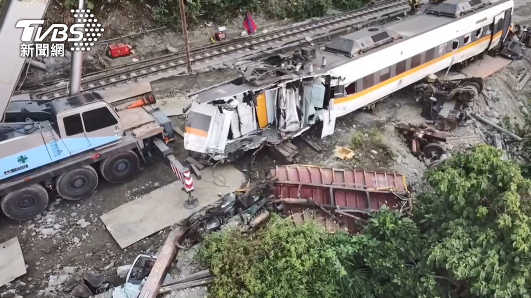 工程車滑落害太魯閣出軌49死 台鐵、26家屬共同提告