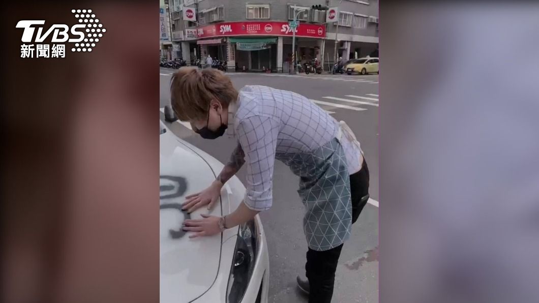林男心疼自己的愛車被噴漆，趕緊上前查看。（圖／當事人提供）