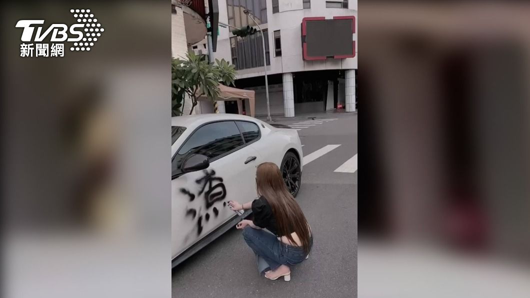 眼尖的網友發現，女子在寫「渣」字時，還寫錯字。（圖／當事人提供）