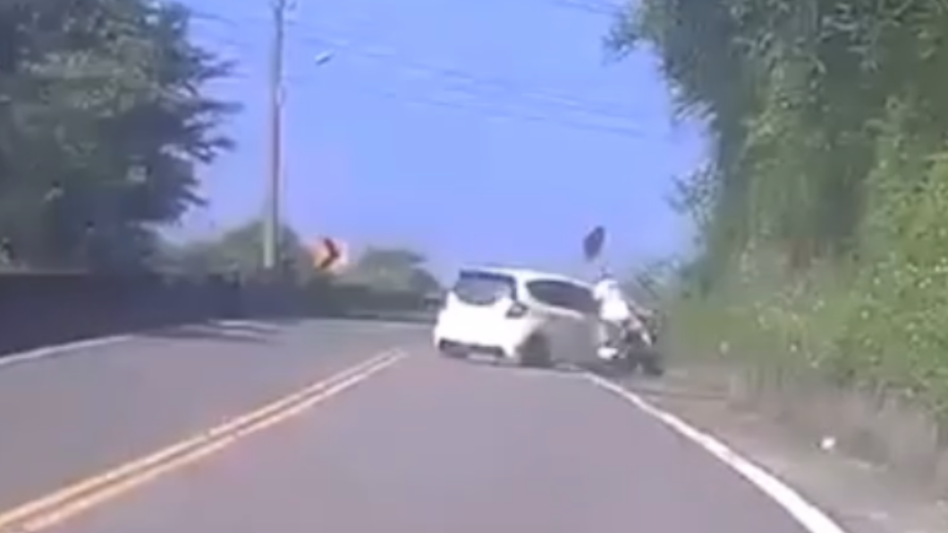 騎士遭對向來車撞至山壁。(圖/YubeTube)