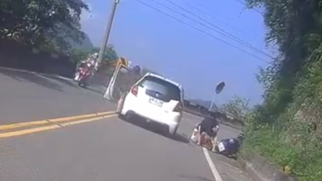 女友從轎車左邊下車。(圖/YubeTube)