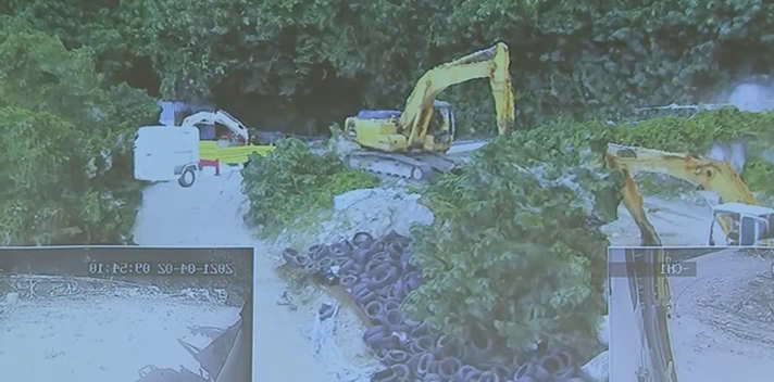當時李義祥的貨車要以倒退的方式離開卻因為電瓶沒電熄火卡在轉彎處。(圖/TVBS)