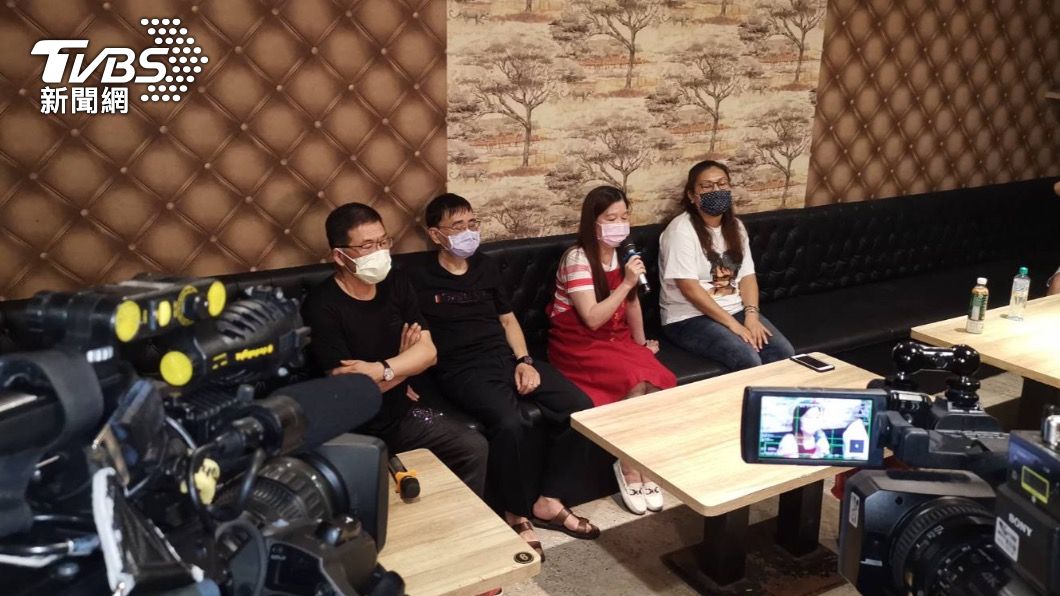 飲酒協會與茶藝館業者舉行記者會駁斥阿公店色情。（圖／TVBS）