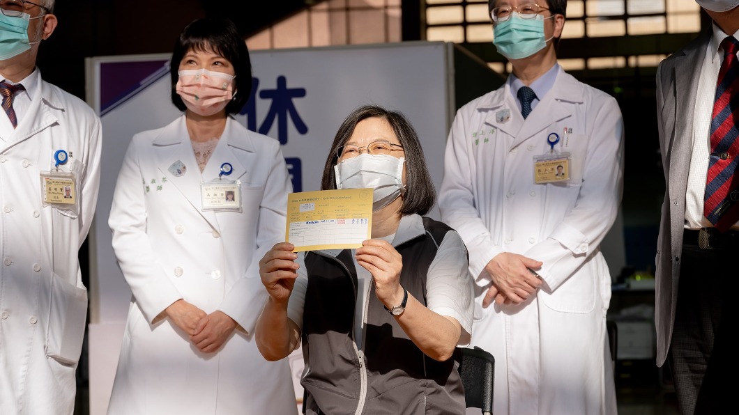 蔡英文展示打完疫苗的黃卡。(圖/翻攝自蔡英文臉書)