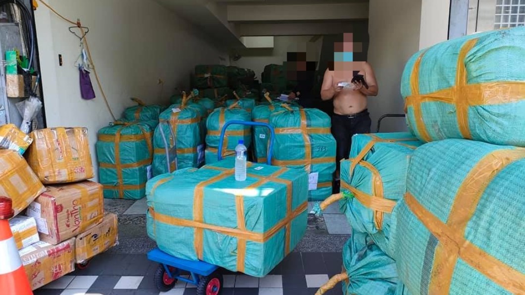 鄧姓女子和阮姓女兒協助收貨、分裝、代購。(圖/翻攝自鄧姓女子 臉書)