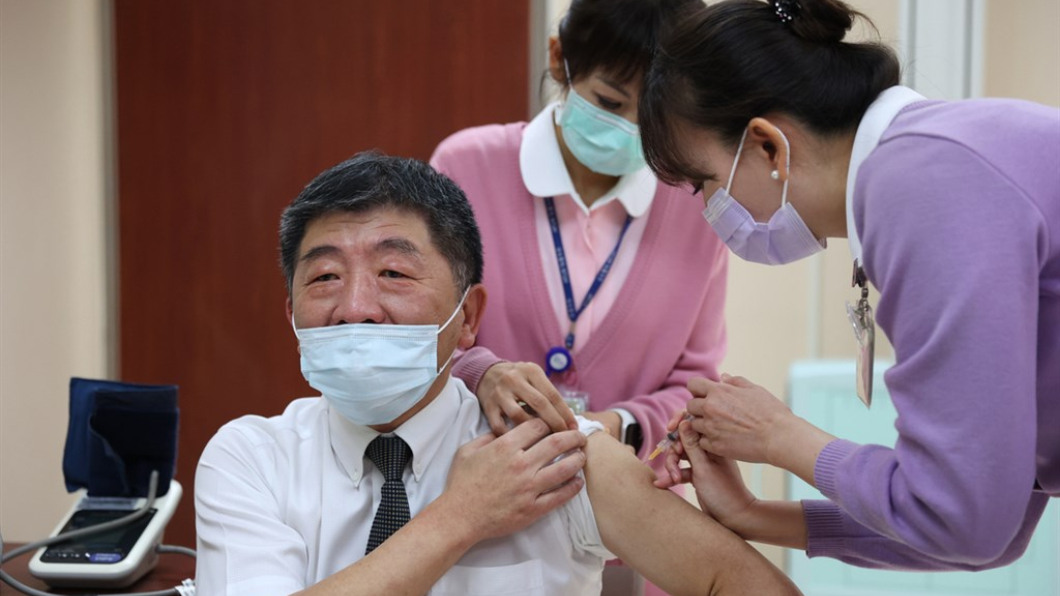 陳時中3月帶頭打AZ疫苗。(圖/指揮中心提供)