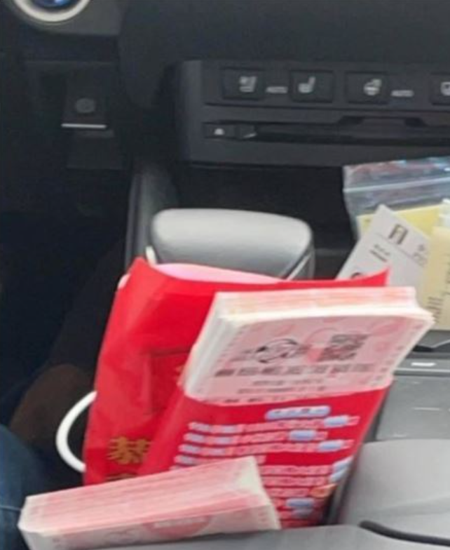一名網友買了厚厚一疊威力彩。（圖／翻攝自爆廢公社公開版臉書）