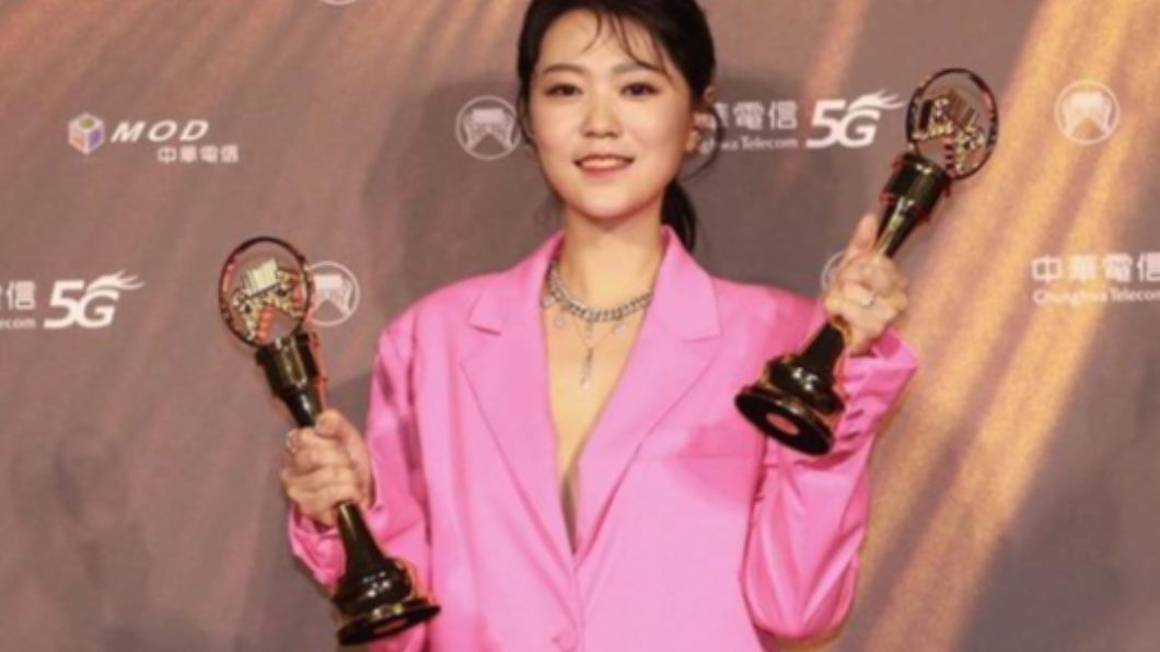曹雅雯奪得金曲獎台語歌后。(圖/翻攝自曹雅雯IG)