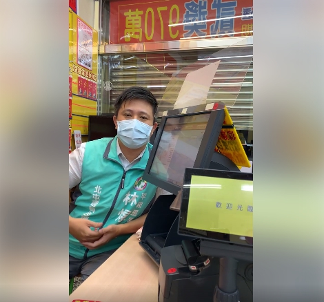 里長在臉書直播兌獎過程。（圖／翻攝自我是北屯人臉書） 