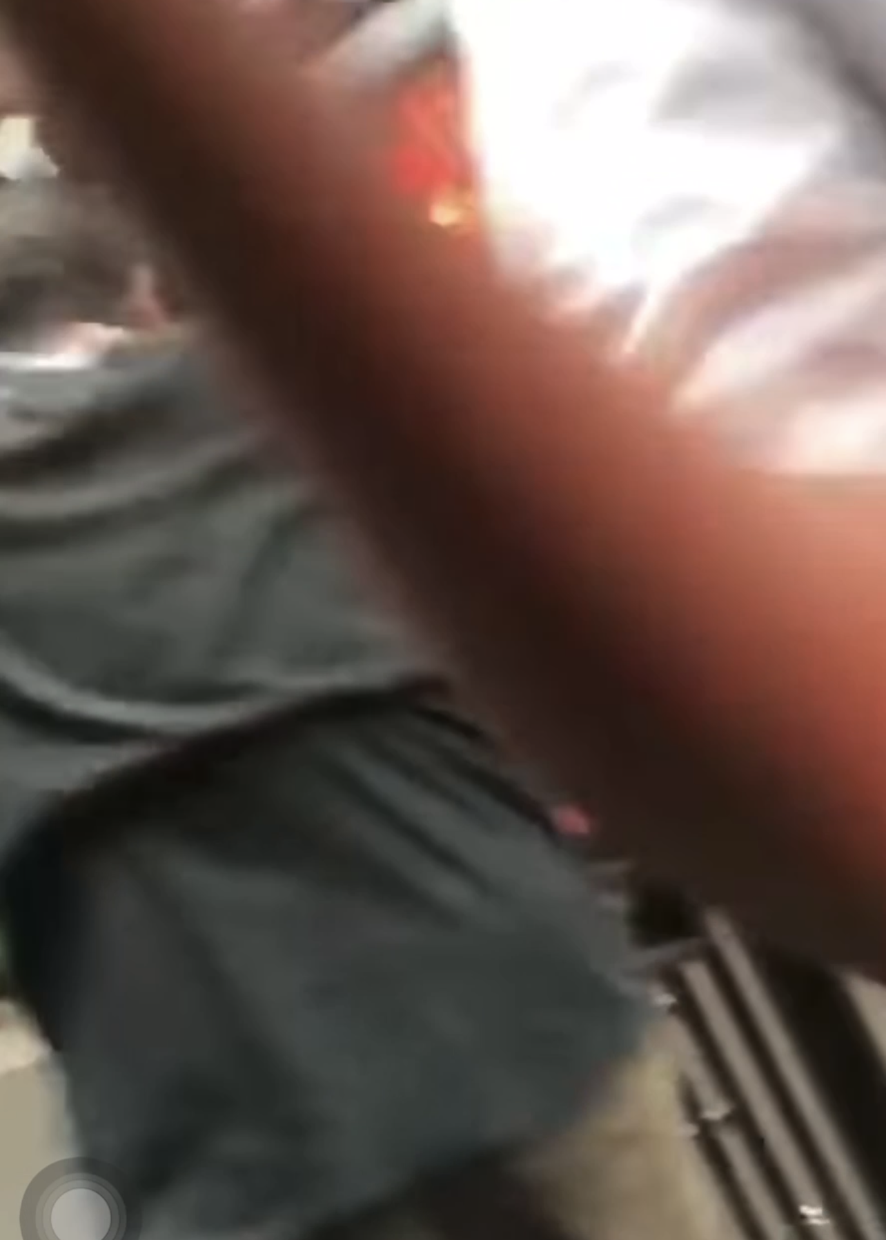違規女嗆警時還不停有人在搬貨。（圖／翻攝爆料公社公開版）