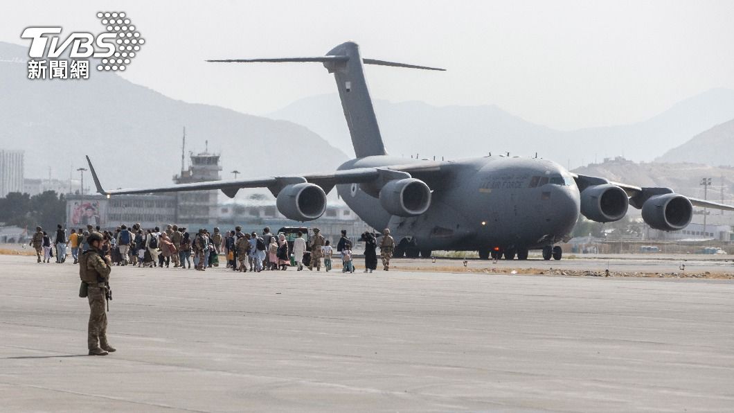美軍護送民眾搭上C-17運輸機。(圖/達志影像美聯社)