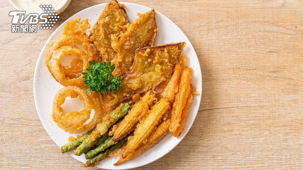 營養師表示鹽酥雞點蔬菜,吸油熱量會暴增很多倍。(圖/shutterstock達志影像)
