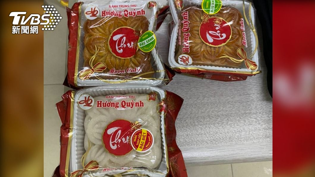 台中昨查獲2件疑似越南走私肉品，包含月餅3顆。（圖／警方提供）