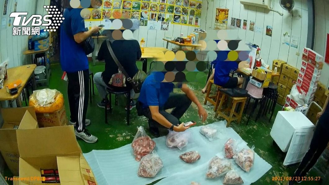 警方昨去小吃部等地稽查，是否含有越南走私可疑肉品。（圖／警方提供）