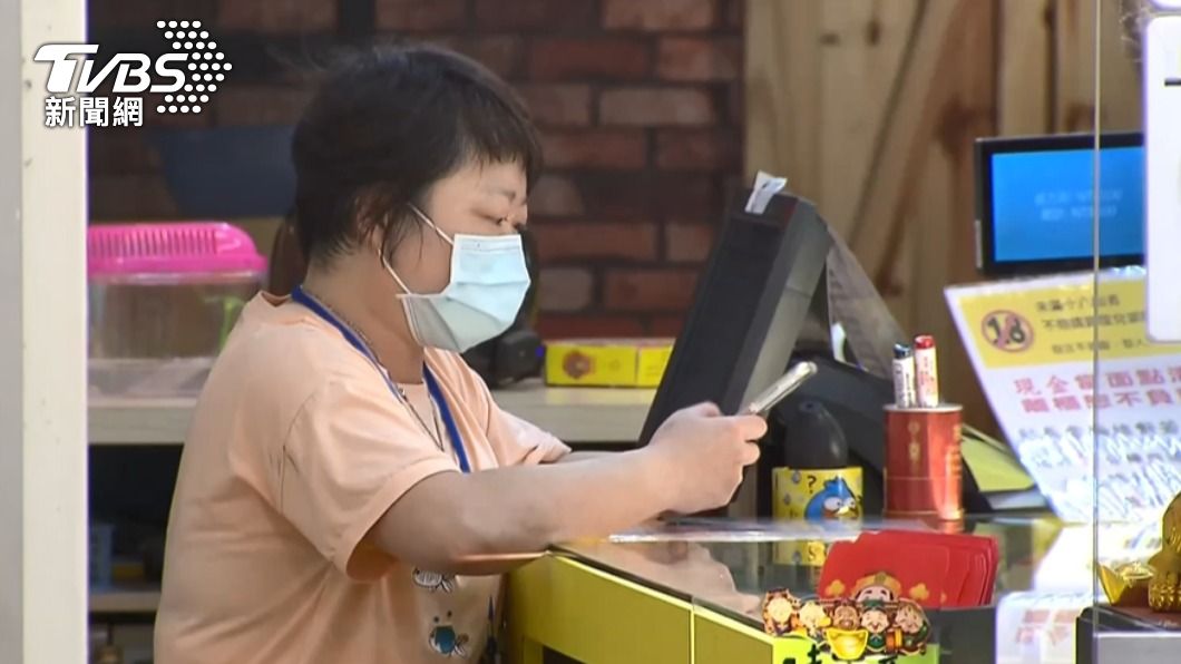 三峽區義忠興業社開出威力彩頭獎老闆娘超開心。(圖/TVBS)