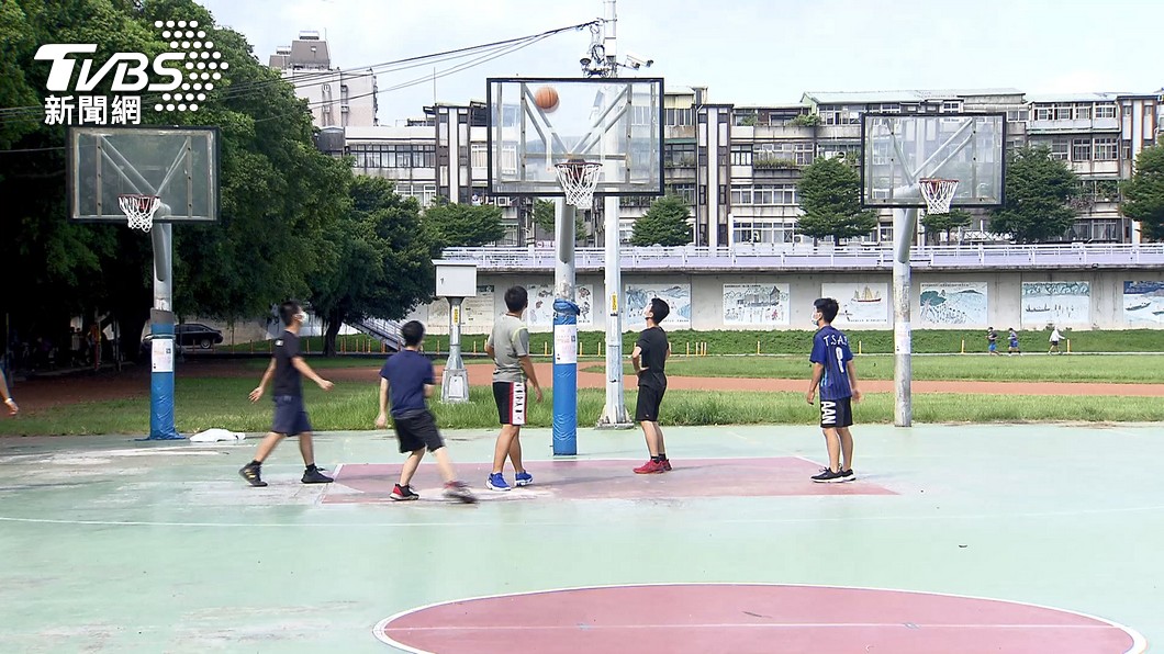 室內外運動「口罩鬆綁」不同步!醫喊不合邏輯:有點搞笑