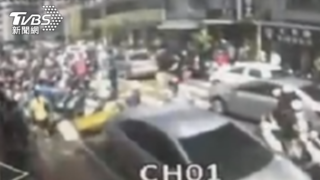 國小返校擠爆了!家長目睹「千人群聚」驚呆了