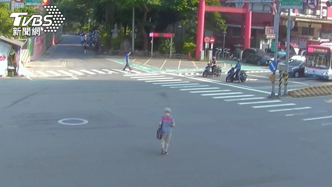 婦人過馬路時號誌燈已轉為紅燈。(圖/TVBS)