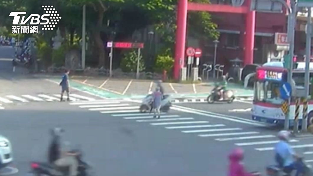 婦人走在車流中相當危險。(圖/TVBS)