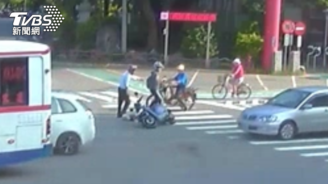 騎士煞車不及撞倒婦人。(圖/TVBS)