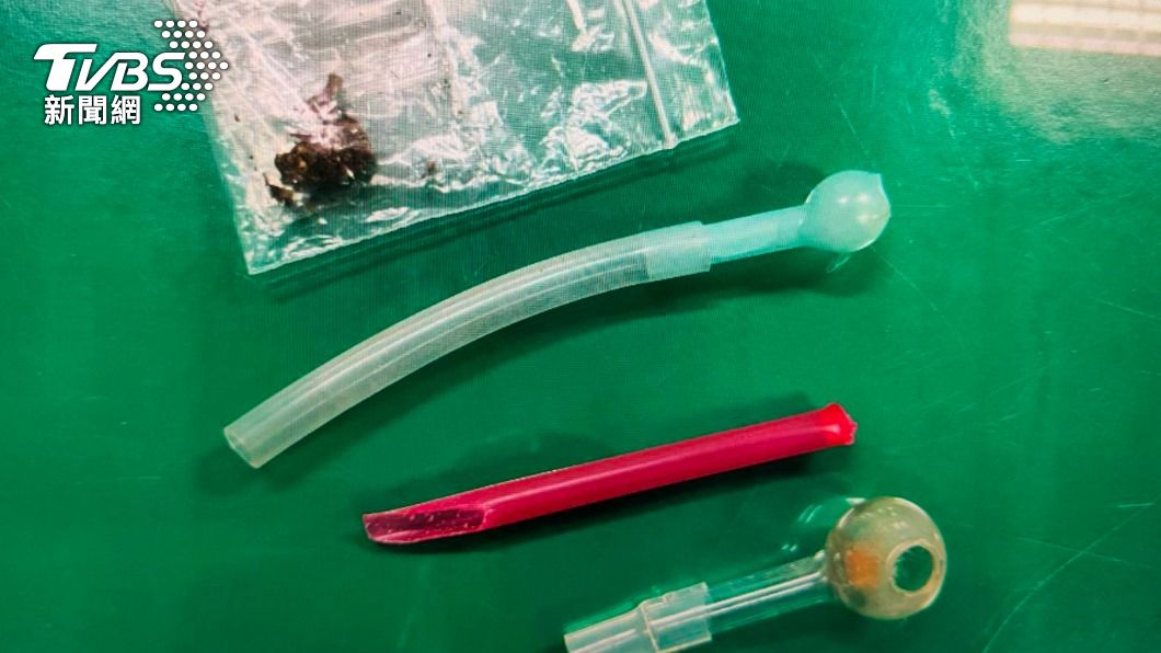 警方查獲裴男持有安非他命吸食器一組,以及大麻葉一小包。(圖/警方提供)