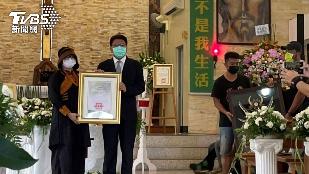潘孟安頒發縣府褒揚狀。（圖／中央社）