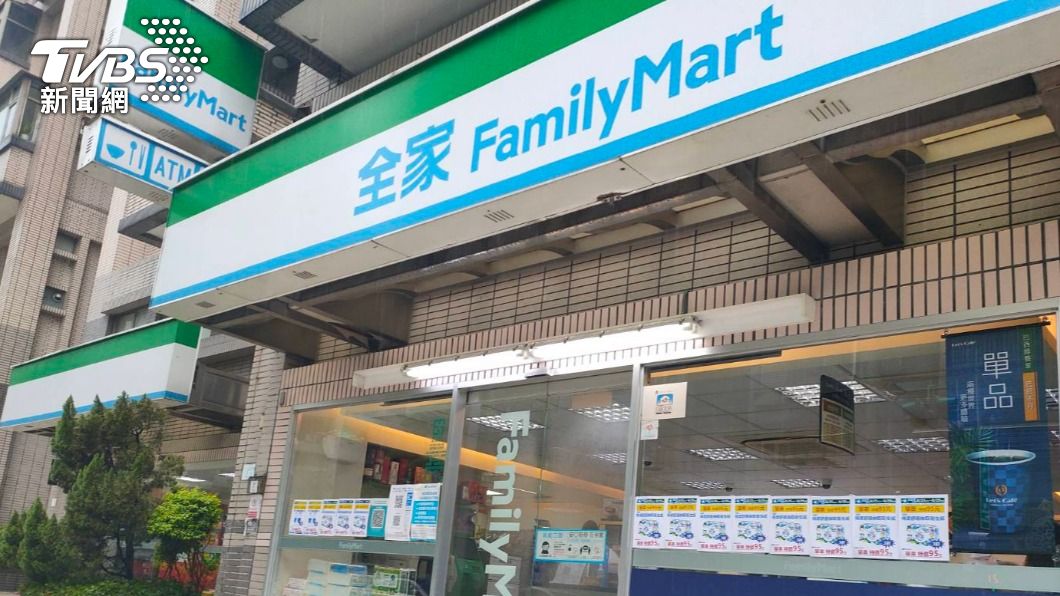 防疫期間,進入店家都得傳送實聯制簡訊。(圖/TVBS)