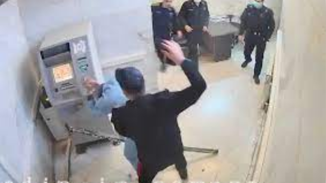 監獄警衛對囚犯施暴。(圖/翻攝自Iran News Wire 推特 @IranNW)